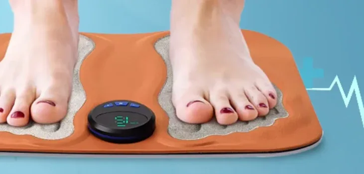 Persona utilizando la alfombrilla EMS NeuroMat sentada